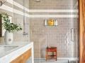 Sprcha s doplňky, stolička z teaku i mozaikové dlaždice v losangelské rezidenci navržené Danem Finkem jsou od firmy Waterworks (foto: Laura Resen)