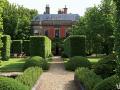 Toto anglické sídlo obklopují zahrady, které navrhla Anouska Hempel (foto: Tim Beddow)