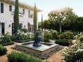 Vstupní nádvoří domu v Los Angeles pojala firma Modern Floristry jako italskou zahradu. Součástí jsou dvě fontány z dílny Autenthic Provence (Foto: William Waldron)
